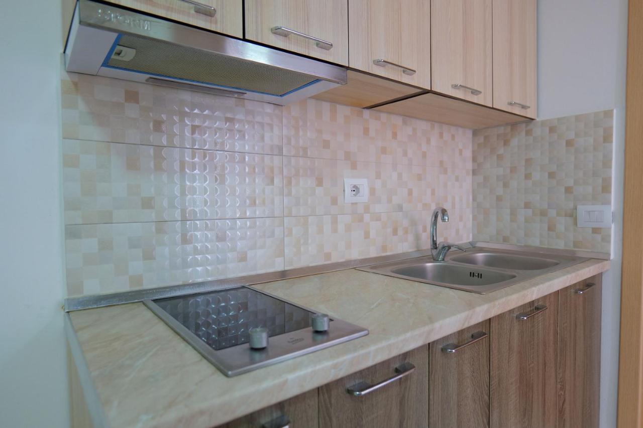 Almare Apartments Vlorë Екстериор снимка